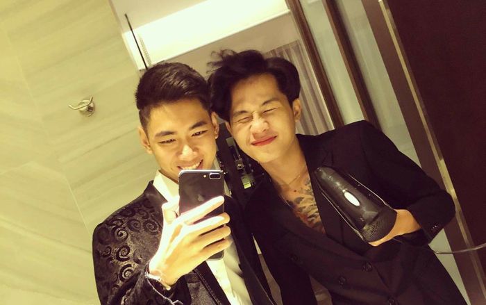 'Thánh chơi đàn' K-ICM mê mệt gam màu đen, diện đồ đôi cùng Jack cực đáng yêu