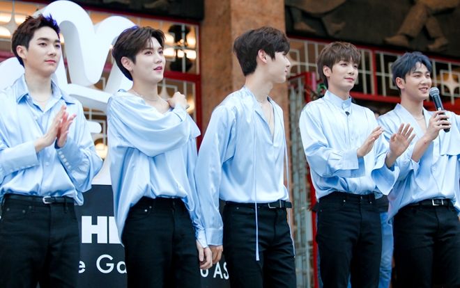 Nu'est khoe làn da trắng bóc, thân thiết nắm tay fan Việt trong buổi ký tặng tại Sài Gòn