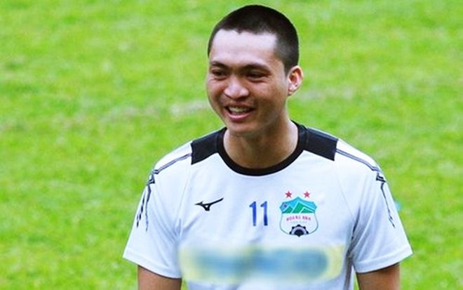 Cận cảnh Tuấn Anh suýt chấn thương sau pha vào bóng bằng 2 chân của cầu thủ Quảng Ninh