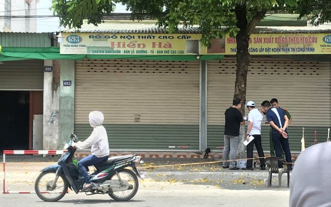 Mâu thuẫn vì để vôi vữa bắn sang nhà, người hàng xóm cầm hung khí truy sát hai vợ chồng chủ cửa hàng nội thất thương vong