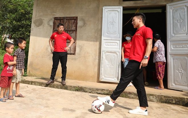 Rơi nước mắt, Quang Hải để lại câu chuyện nhân văn cho em bé mất một mắt