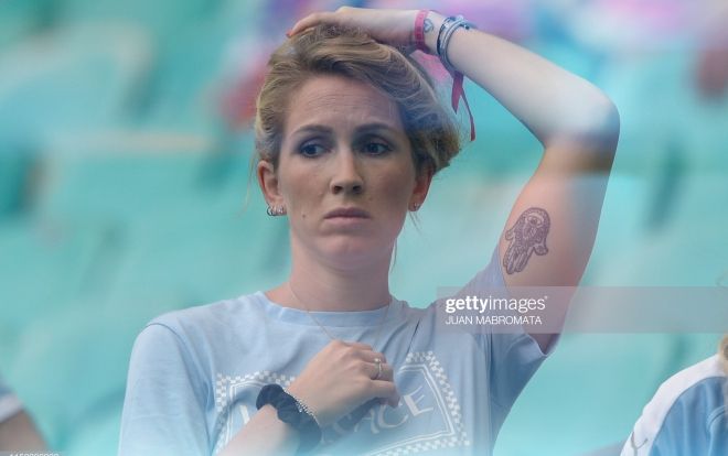 Vợ Suarez thất thần nhìn chồng bật khóc, gây sốt trên khán đài vì quá quyến rũ