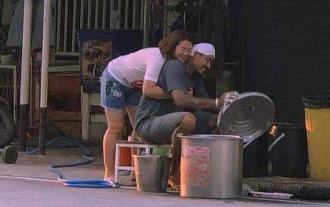 Bức ảnh cặp đôi ôm nhau bên lề đường gây sốt MXH: Hạnh phúc quan trọng hơn sự giàu có!