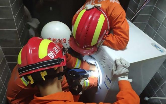 Giải cứu bé gái 2 tuổi bị mắc kẹt trong máy giặt hàng giờ