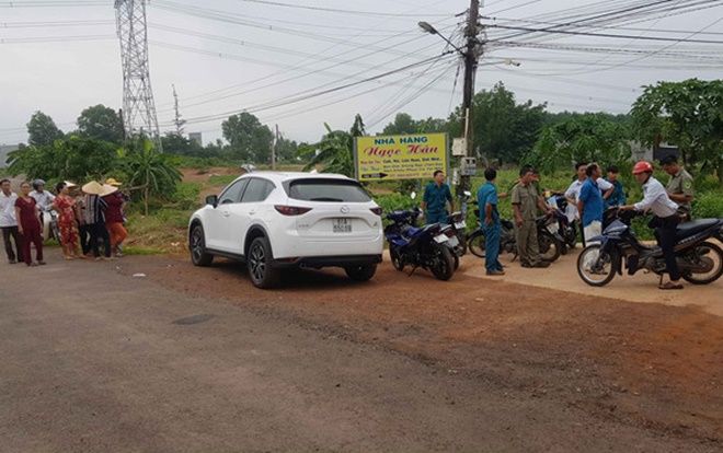 Đi hát karaoke về, chồng phát hiện vợ tử vong với vết thương trên cổ, con trai 'biến mất'