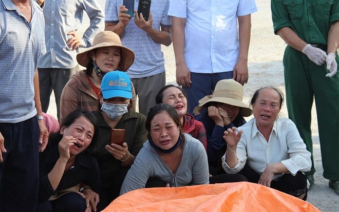 Vụ tàu hàng đâm tàu cá khiến 10 người chết và mất tích: Quặn lòng giây phút đón thi thể thuyền viên bị nạn trở về