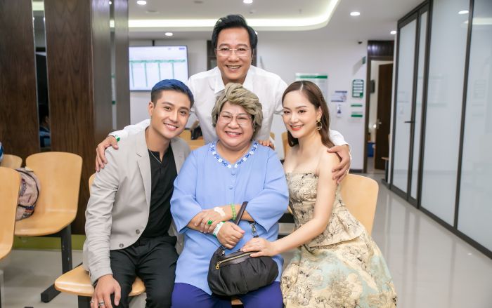 Sướng như 'nàng dâu' Lan Phương, đi sự kiện rủ được cả gia đình chồng hộ tống