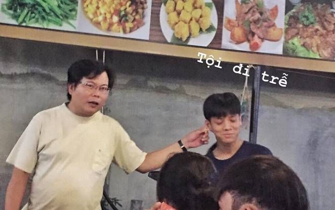 Bật cười với hình ảnh nam sinh đến buổi liên hoan muộn giờ vẫn bị thầy giáo xách tai như nguyên tắc ở lớp