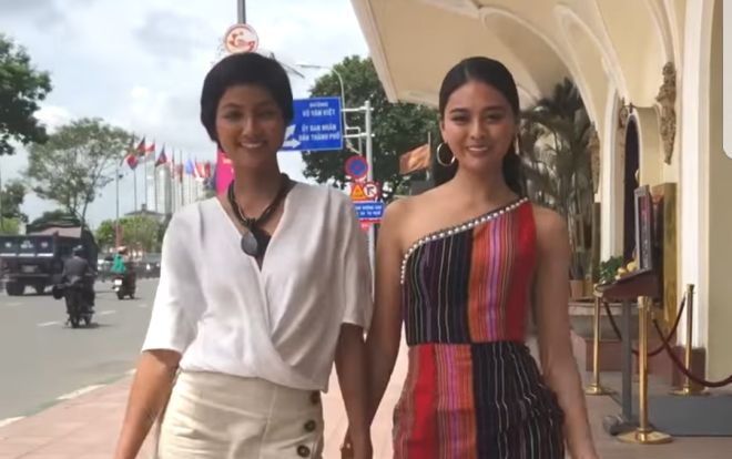 Miss Nhật Bản mặc trang phục Ê-Đê, nắm tay H'Hen Niê catwalk khắp phố phường