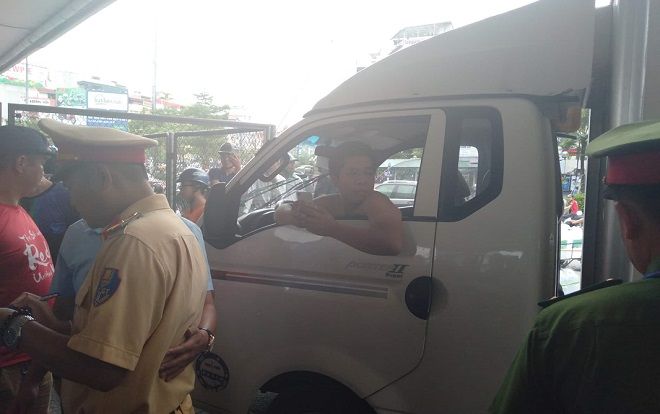 Tài xế xe tải gây tai nạn bỏ chạy còn hung hăng đấm người gặp nạn, cố thủ trong ô tô