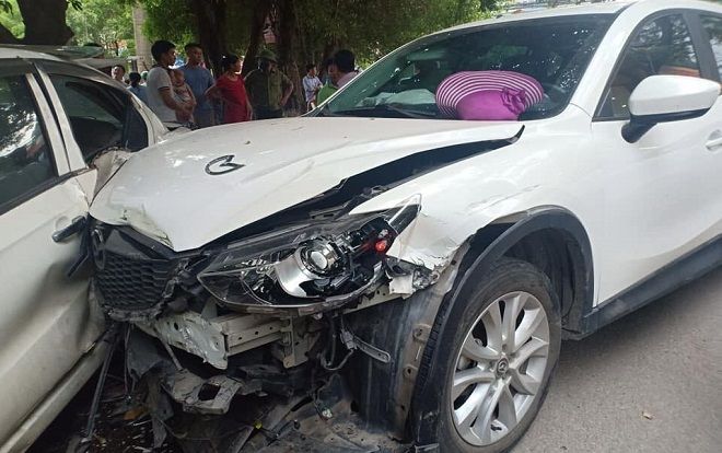 Ô tô Mazda tông hàng loạt xe trên đường, cô gái bị thương nặng phải nhập viện cấp cứu