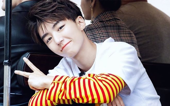 Khi quán trà sữa của ba mẹ Vương Tuấn Khải khai trương, nhóm phản hắc bắt được nhiều quán giả mạo