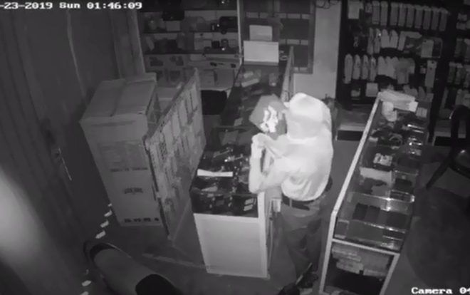 Camera ghi hình tên trộm đột nhập từ trần nhà 'cuỗm' 80 chiếc điện thoại chỉ trong 17 phút