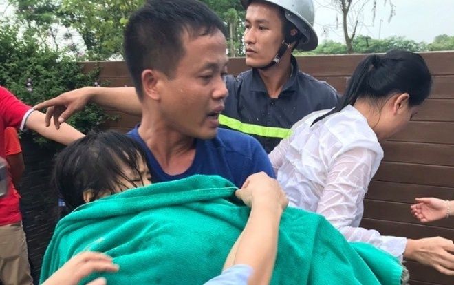 Giải cứu bé gái 5 tuổi bị kẹt cánh tay vào ống nước hút cặn trong bể bơi ở Hà Nội