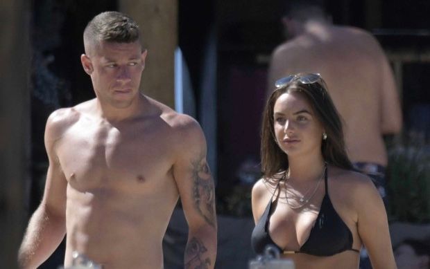 Chưa đón thầy mới, sao Chelsea đã tình tứ bên gái lạ ngực khủng