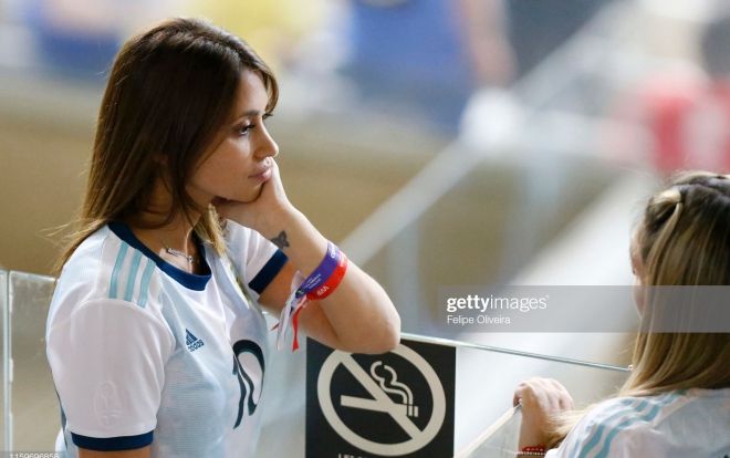 Vợ Messi diện áo bó sát cực quyến rũ, thẫn thờ trong ngày Messi bại trận