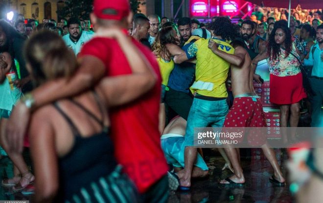 Cay cú vì thua cuộc, CĐV Argentina đánh CĐV Brazil