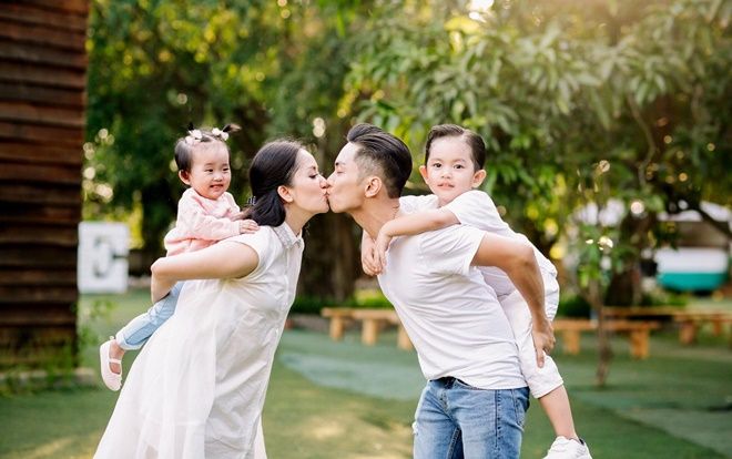 Khánh Thi - Phan Hiển vừa cõng con vừa hôn nhau ngập tràn hạnh phúc, fan thả tim mỏi tay