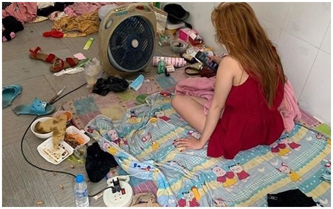 Bức ảnh khiến người xem giật mình thon thót: Cô gái trẻ thức dậy trong căn phòng ngập rác