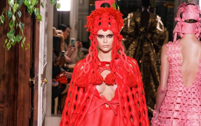 Con gái cưng của Cindy Crawford khoe trọn vẻ đẹp 'hủy diệt' tại show nhà Valentino
