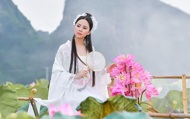 Ngẩn ngơ với loạt ảnh của nữ sinh  Đại học Thú Y Hà Nội tạo dáng bên hoa sen xinh đẹp như 'thần tiên tỷ tỷ'