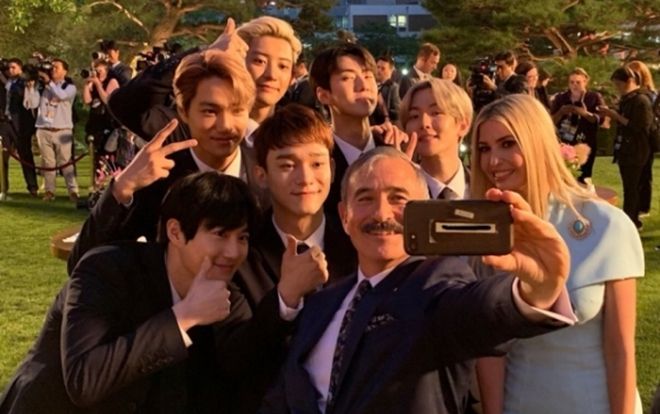 Thú vị như EXO: Tổ chức cả fanmeeting ở Nhà Xanh trong lúc chờ gặp ngài Tổng thống