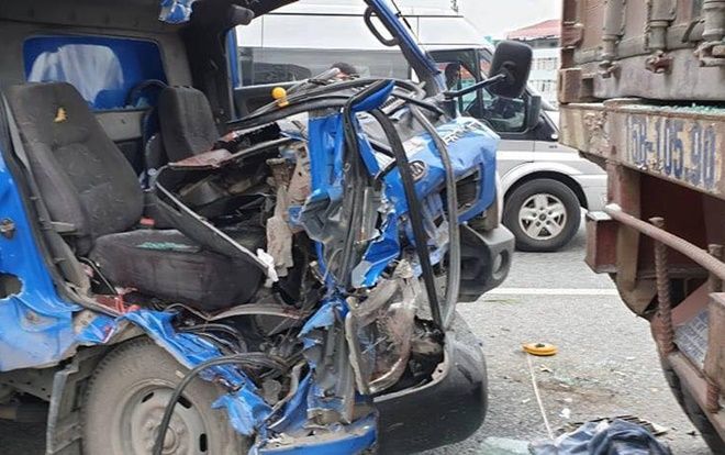 Xe thư báo tông đuôi container trên cầu vượt Mai Dịch, phụ xe mắc kẹt trong cabin tử vong