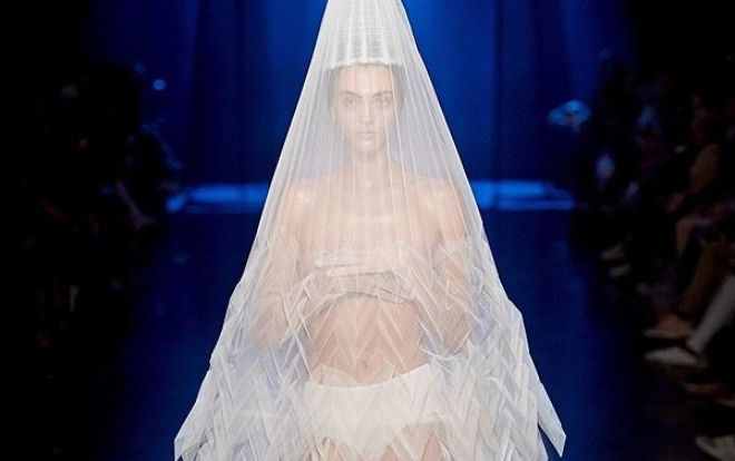 Khoảnh khắc diễm lệ: Người mẫu trùm khăn phủ kín, lấy tay che ngực trần sải bước trong show Jean Paul Gaultier