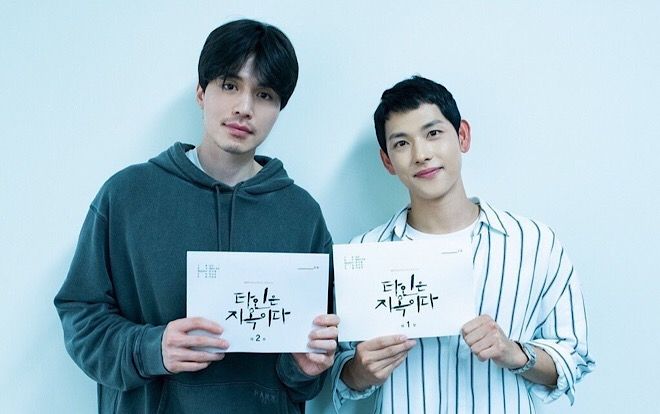 Lee Dong Wook để râu ria lởm chởm, cùng Im Siwan (ZE:A) dự buổi đọc kịch bản phim 'Strangers from Hell'