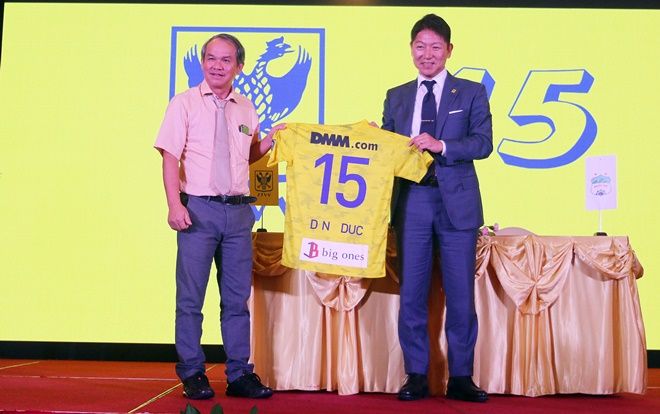 Căn phòng ngập tiếng pháo tay tán thưởng sự kiêu hùng của bầu Đức