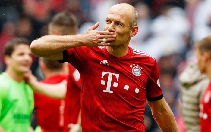 Tạm biệt Robben: Đôi chân 'pha lê' chuyên vẽ những kiệt tác