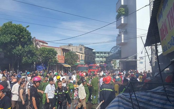 Cháy chợ sát bệnh viện, y bác sĩ sơ tán hàng hóa giúp tiểu thương