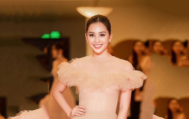 Sau gần 1 năm đăng quang, hoa hậu Tiểu Vy khiến khán giả Hà Nội ngây ngất vì xinh đẹp vượt bậc