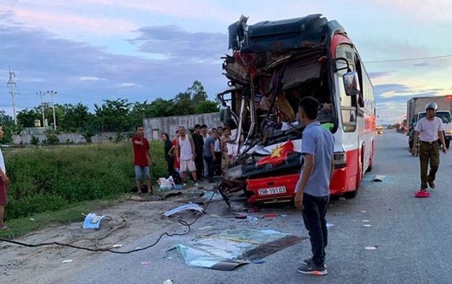 Xe chở hơn 50 khách du lịch đâm đuôi container khiến 1 người tử vong, 14 người bị thương