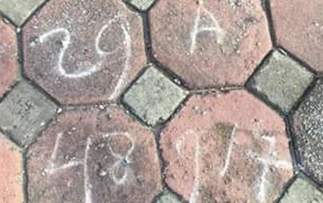 Tài xế taxi Hà Nội tông rồi bỏ mặc nữ lao công tử vong, người dân nhanh chóng ghi lại biển số xe tại hiện trường