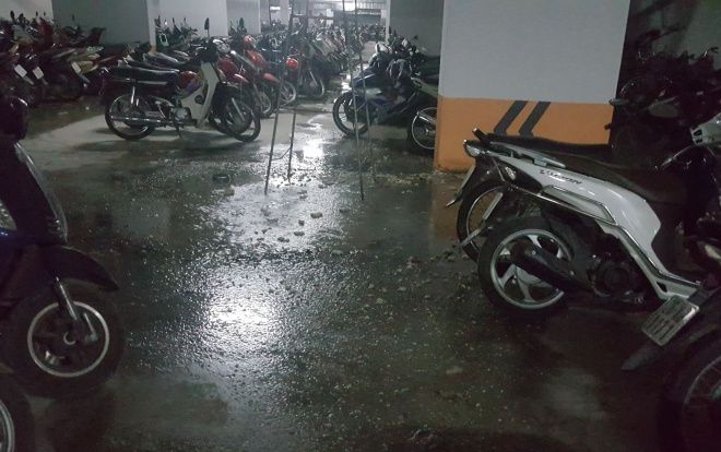 Nước thải hôi thối chảy lênh láng hầm gửi xe khu đô thị Thanh Hà, nhiều cư dân bức xúc