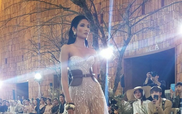 Đang đau đầu chọn trang phục dân tộc, Hoàng Thuỳ mặc đầm xuyên thấu khoe trọn đôi chân cực phẩm 'quét sạch' sàn diễn