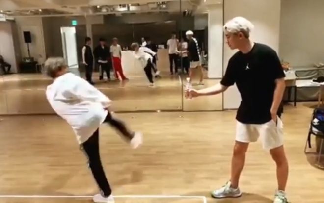 Tham gia thử thách đá nút chai trong phòng tập và đây là cái kết đắng của các thành viên EXO