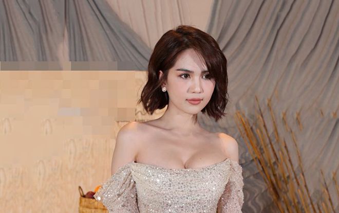 Ngọc Trinh diện váy lả lơi bên trên, cắt xẻ bên dưới khoe vòng 1 căng tròn và đôi chân thẳng tắp