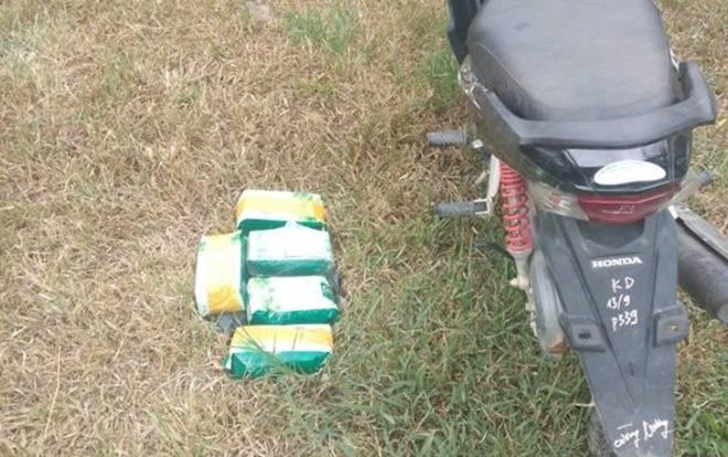 Vội vã chạy vào rừng, người đàn ông để 'quên' một xe máy và 5kg ma túy đá