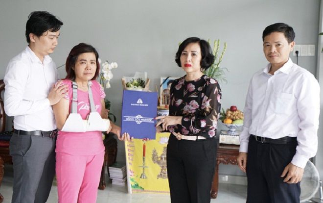 Xúc động giây phút trao bằng tốt nghiệp cho mẹ của sinh viên đã mất
