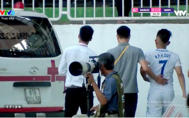 CLIP: Hồng Duy gãy xương, phải rời sân bằng xe cấp cứu