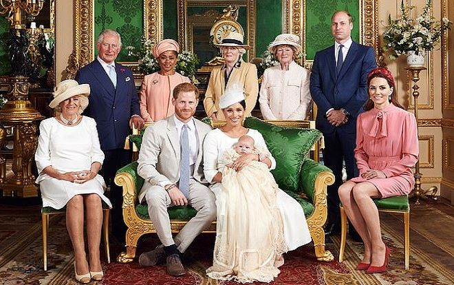 Tham dự lễ rửa tội con trai đầu lòng của Hoàng tử Harry, vợ chồng Công nương Kate bị chỉ trích vì có biểu cảm này