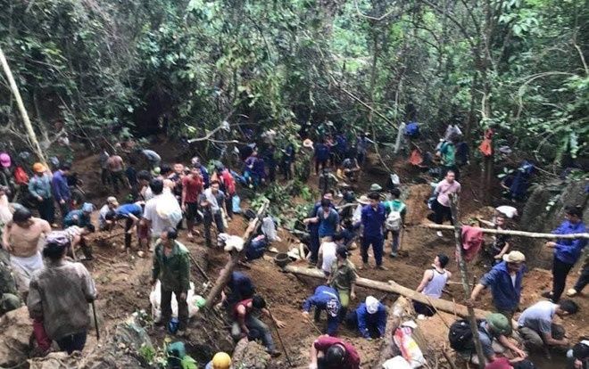 Nghìn người đổ xô lên núi 'tìm đá quý giá trị 5 tỉ đồng' ở Yên Bái