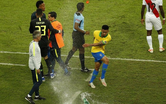 Cận cảnh Gabriel Jesus khóc lóc vật vã phải cần người dỗ sau khi nhận thẻ đỏ