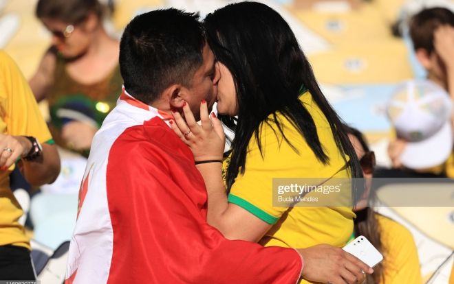 Lần đầu gặp, 2 CĐV Brazil - Peru gây sốc khi 'khoá môi' thắm thiết trên khán đài