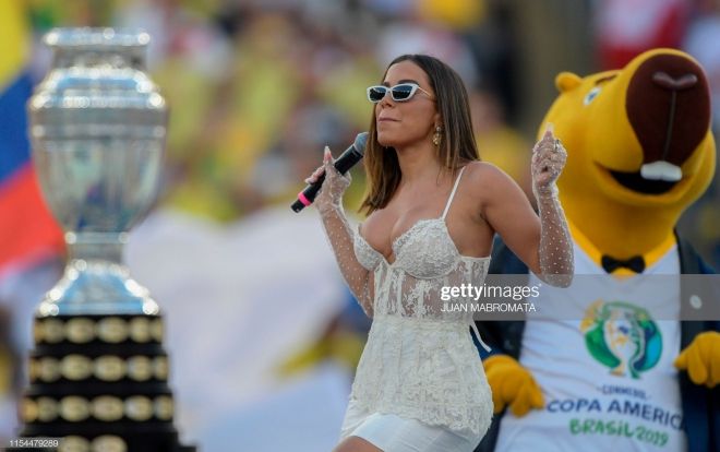 Cận cảnh nữ ca sĩ diện váy xuyên thấu, gây sốt vì suýt 'lộ hàng' tại Copa America