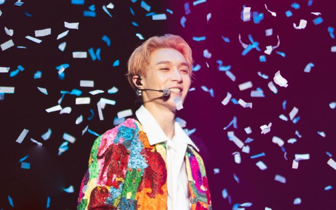 Được fan boy tỏ tình ngay giữa concert solo, Lay (EXO) bị 'đứng hình' mất vài giây và…