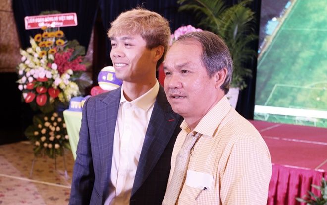 Bước trong bóng tối mịt, bầu Đức và Công Phượng đi đến đâu