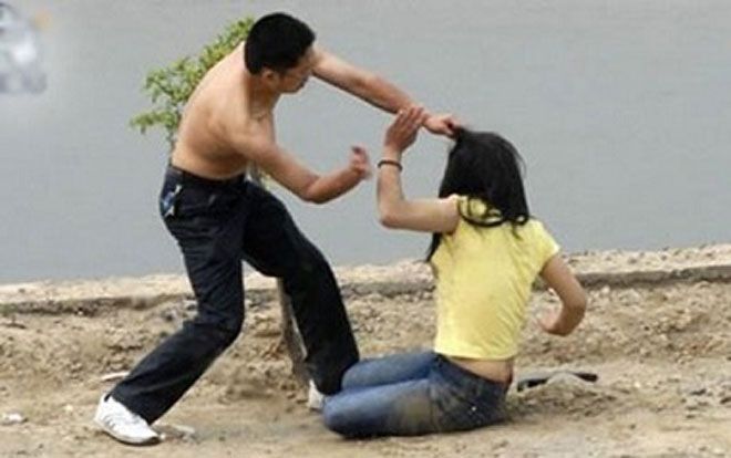 Đánh đập vợ suốt 25 năm, lời ngụy biện của ông chồng còn phẫn nộ hơn